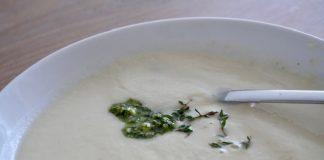 Knolselderij soep recept met tijm en pesto Knolselderij soep recept met tijm en pesto in een bord