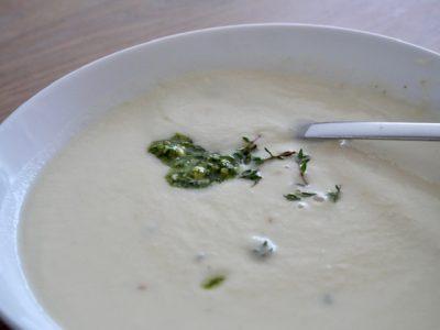 Knolselderij soep recept met tijm en pesto in een bord