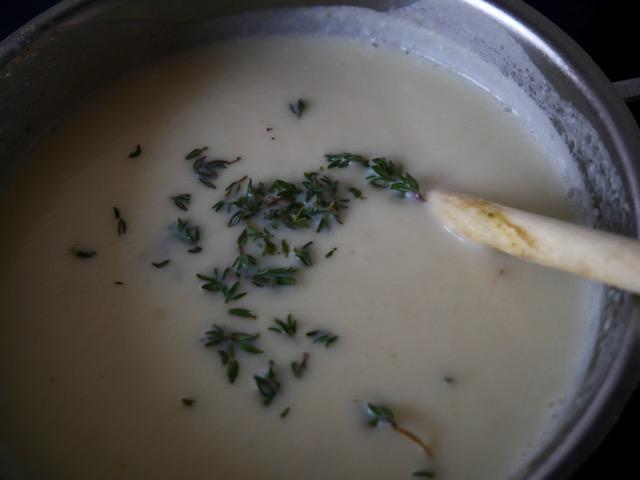 Knolselderij soep recept met tijm en pesto