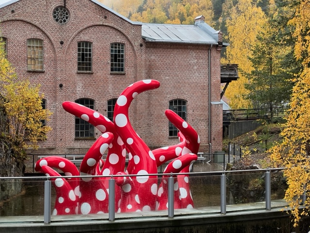 sculptuur kistefos museum rode tentakels