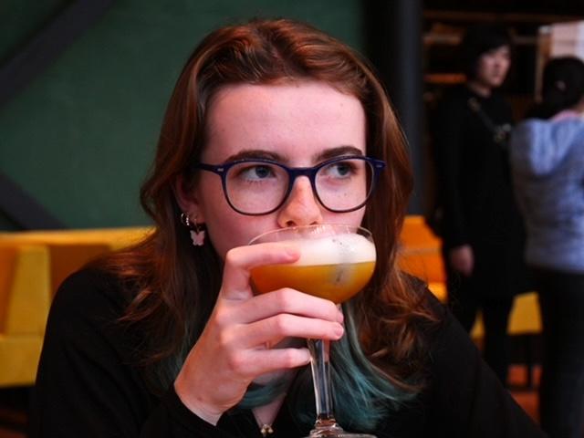 sterre drinkt cocktail