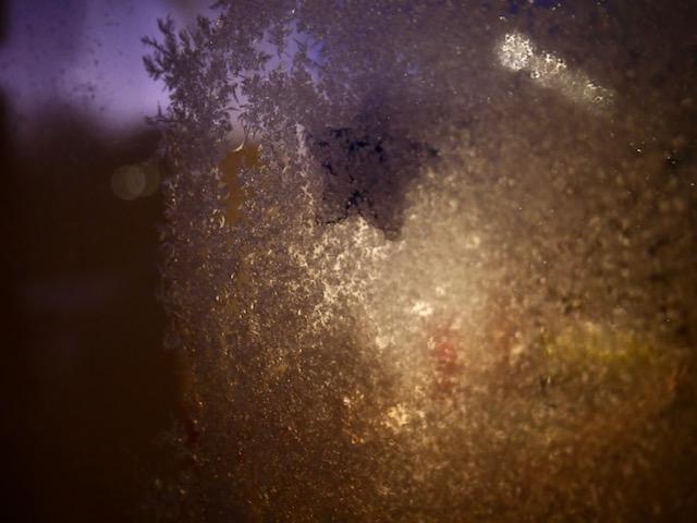 ijskristallen op het raam