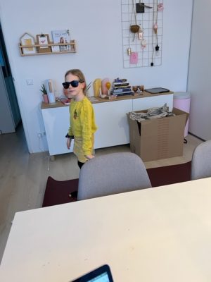 fee drentelt rond werkkamer