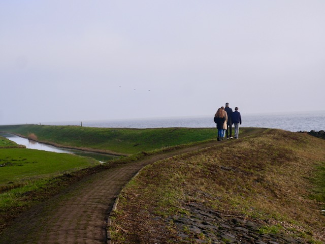 over de dijk lopen bij Marken richting de vuurtoren