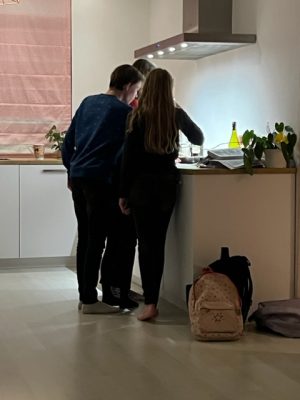 kids in de keuken kijken