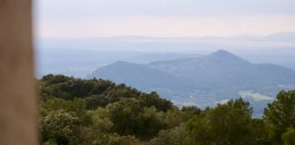 Kloosterberg Puig de Randa op Mallorca uitzicht op de bergen Puig de Randa Mallorca