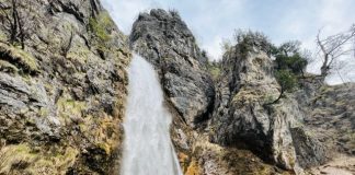 Wandelen naar de Grunas waterval in Theth