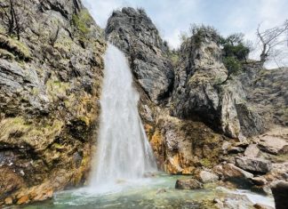Wandelen naar de Grunas waterval in Theth