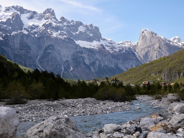 Uitzicht Wandelen naar de Grunas waterval in Theth