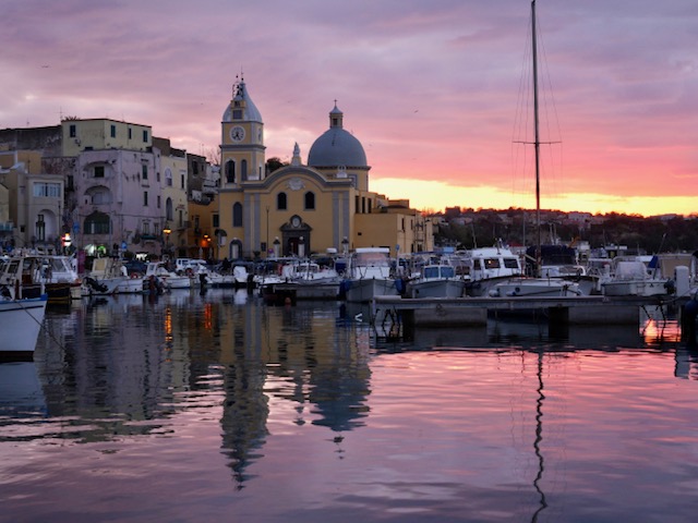 Wat kost 5 dagen Procida marina grande met kerk