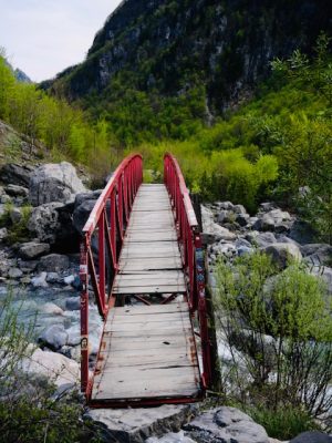 enge brug richting grunas waterval