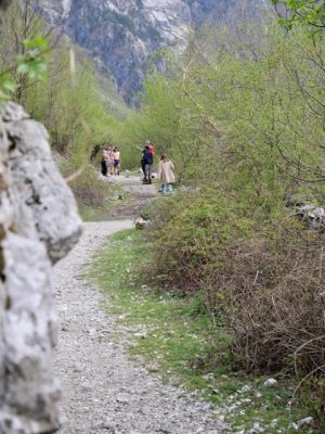 kids lopen naar waterval theth