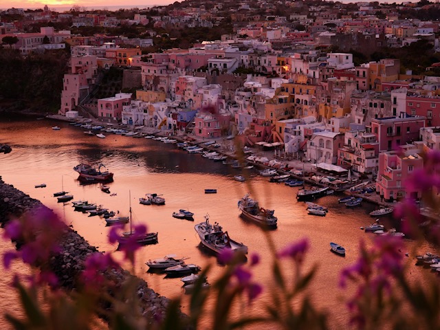 Wat kost 5 dagen Procida haven bij zonsondergang