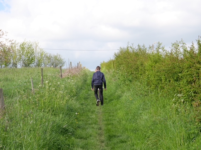 Yuren wandelt bij landschapskubus icarus