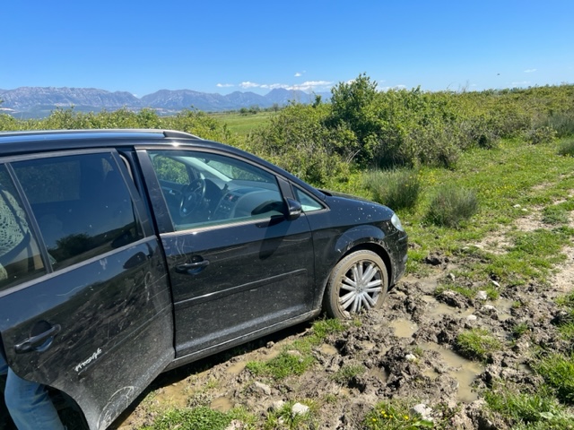 auto in de modder albanie