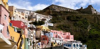 Wat kost 5 dagen Procida? kleurrijke haven procida corricella