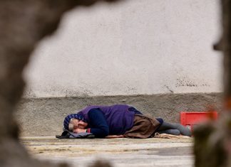 Waar kun je echt authentiek Albanië zien? vrouw slaapt in lin