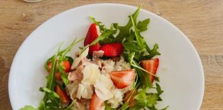 Risotto met aardbeien parmaham en rucola risotto met aardbeien parmaham en rucola serveren