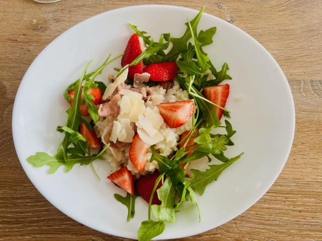 risotto met aardbeien parmaham en rucola serveren