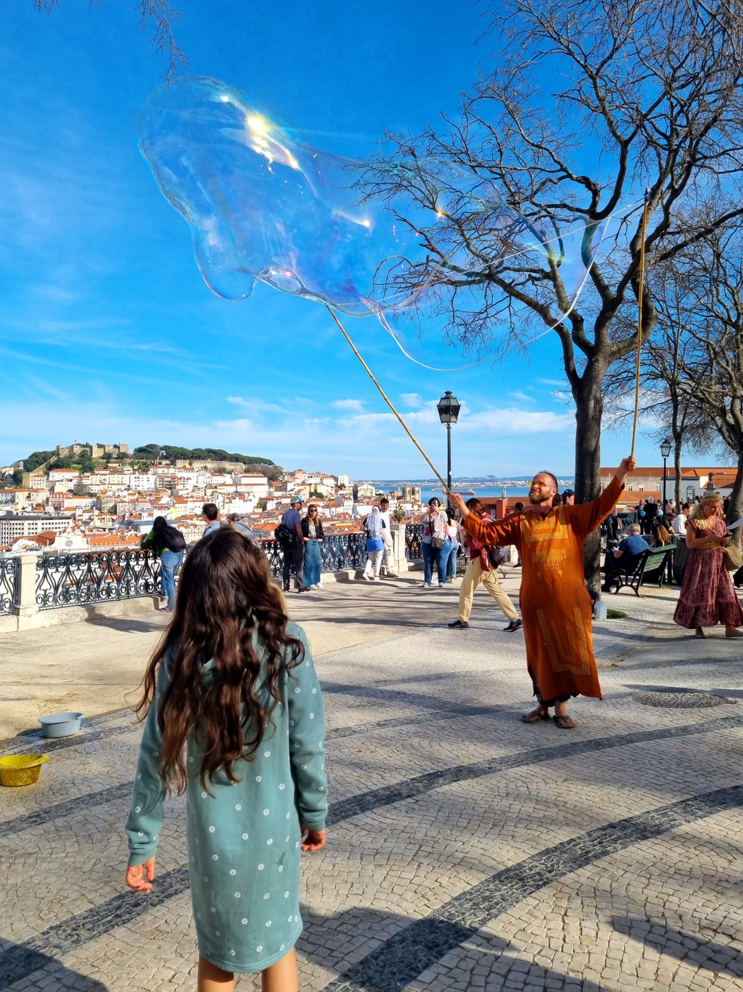 Lissabon foto met kind en bellenblazer