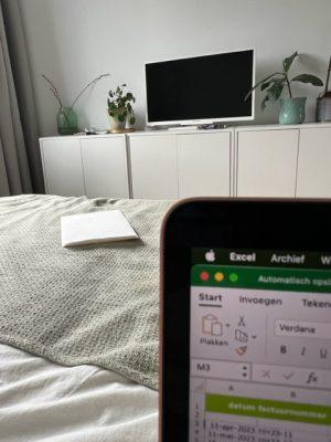 laptop op bed juli 2023