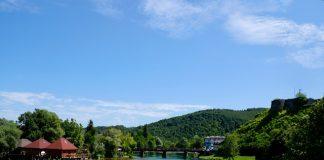 Rondreis door Bosnië met kinderen vissershuisjes bosanska krupa