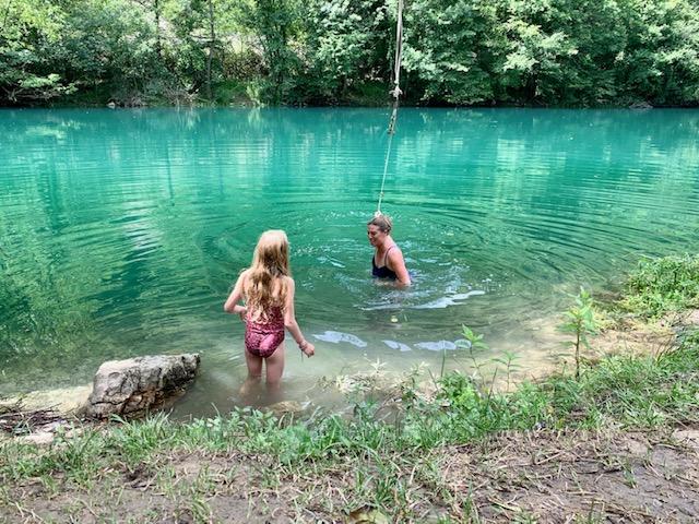 Rondreis door Bosnië met kinderen zwemmen in de una rivier