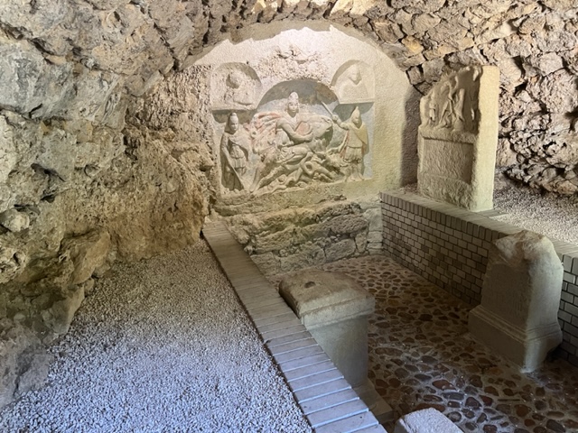 De tempel van Mithrasz hongarije binnen