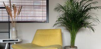 Wonen in een historisch jasje Vintage herfst trend okergele stoel