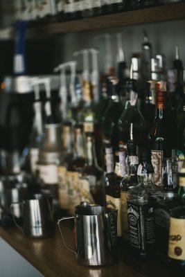 Wat te doen als iemand verslaafd is aan alcohol? flessen