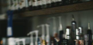 Wat te doen als iemand verslaafd is aan alcohol? Wat te doen als iemand verslaafd is aan alcohol? flessen