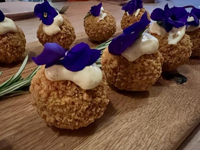 bitterballen met eetbare bloemen