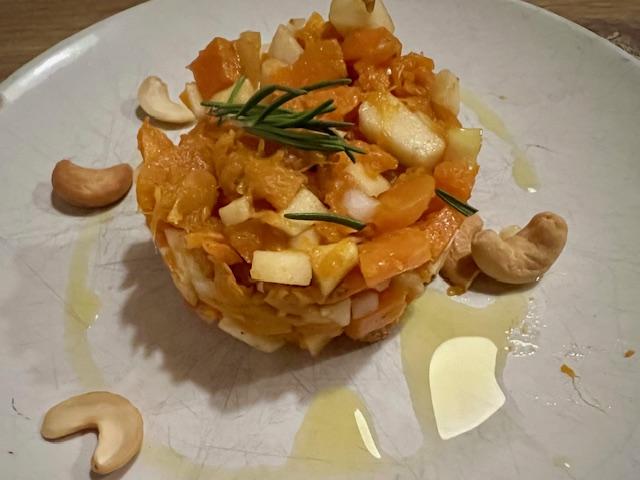 tartaar van zoete aardappel, appel en ui met vinegraitte
