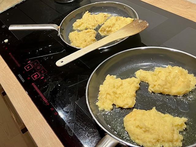 Aardappel-uienpannenkoekjes bakken