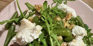 Aardappel-uienpannenkoekjes met sperziebonen en geitenkaas Recept Aardappel-uienpannenkoekjes met sperziebonen en geitenkaas