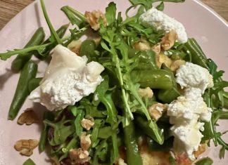 Snelle smaken: zo zet je in een kwartier een volwaardige maaltijd op tafel Recept Aardappel-uienpannenkoekjes met sperziebonen en geitenkaas