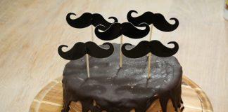 Een snorrenfeest vieren bij de eerste keer je snor scheren snorrentaart