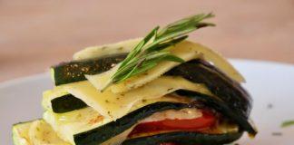 Mediterraans courgette stapeltaartje met kruidenkaas Mediterraans courgette stapeltaartje met kruidenkaas