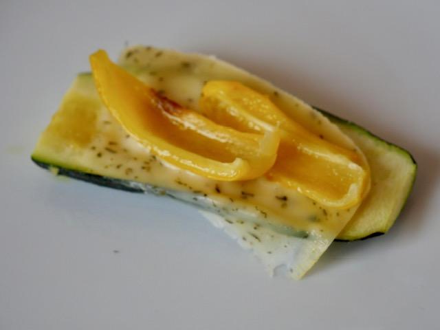 Mediterraans courgette stapeltaartje met kruidenkaas opbouwen