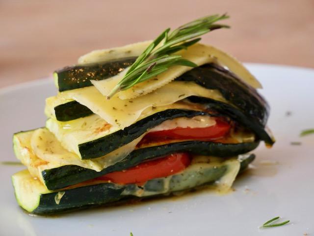 Mediterraans courgette stapeltaartje met kruidenkaas