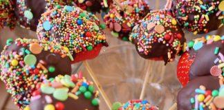 Traktatie aardbeien met chocola en discodip Traktatie aardbeien met chocola en discodip