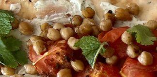 Platbrood met kruidenyoghurt, geroosterde kikkererwten en tomaat Platbrood met kruidenyoghurt, geroosterde kikkererwten