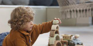 Voor dit superleuke houten speelgoed ga je naar HEMA! children-playing-with-eco-toys