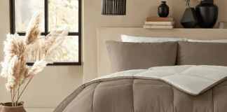 Trendalert: waarom steeds meer mensen kiezen voor een dekbed zonder overtrek Hoesloos dekbed in een minimalistische slaapkamer