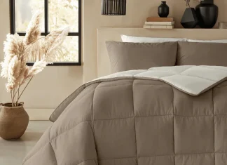 Trendalert: waarom steeds meer mensen kiezen voor een dekbed zonder overtrek Hoesloos dekbed in een minimalistische slaapkamer