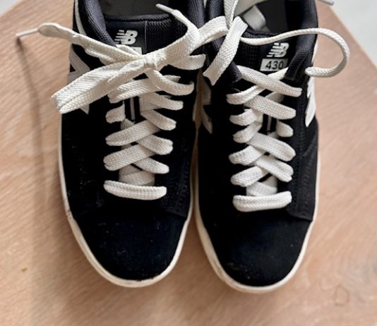 Sneakers stylen zonder stress: van werkdag tot weekend Zwarte new balance sneakers